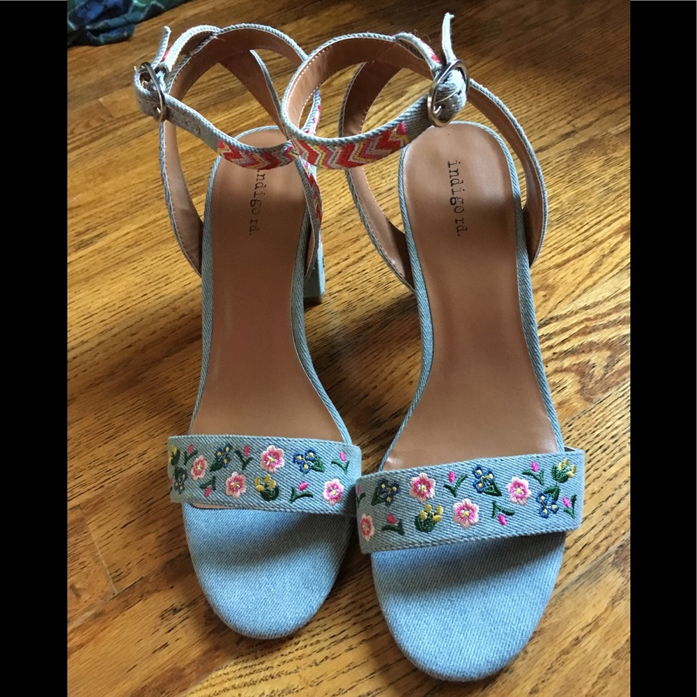Blue chunky heel with floral design